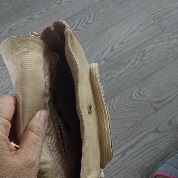 🌸 Genuine leather crossbody by Marco Avane🌸 - Picture 7 of 9